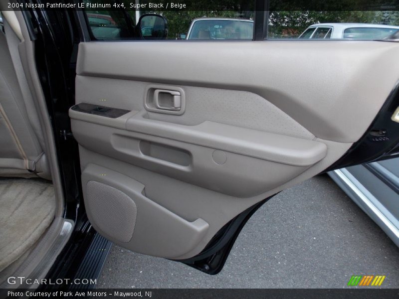 Super Black / Beige 2004 Nissan Pathfinder LE Platinum 4x4