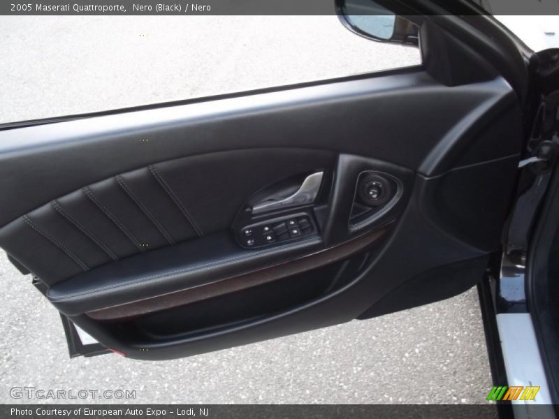 Nero (Black) / Nero 2005 Maserati Quattroporte