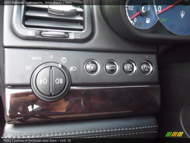 Nero (Black) / Nero 2005 Maserati Quattroporte