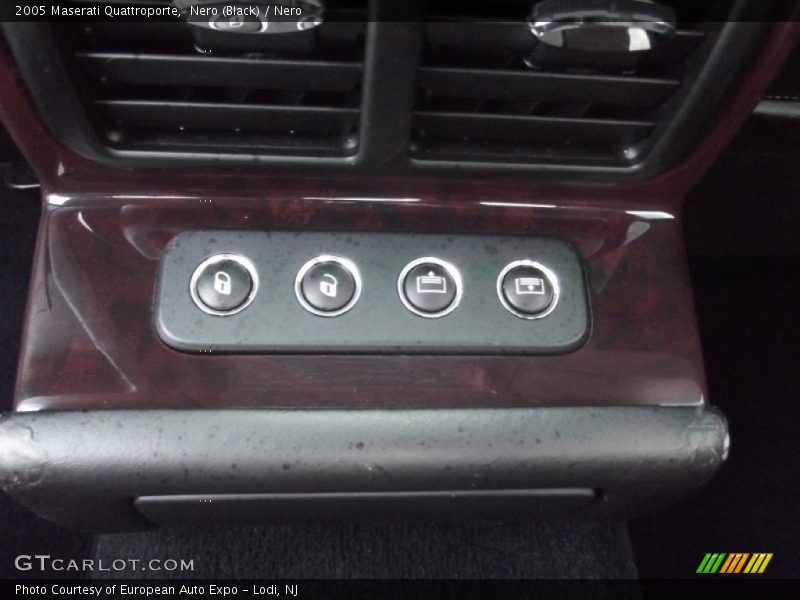 Nero (Black) / Nero 2005 Maserati Quattroporte