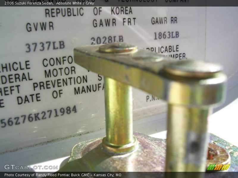 Absolute White / Grey 2006 Suzuki Forenza Sedan