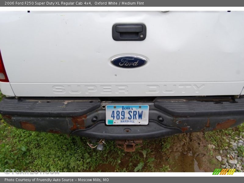 Oxford White / Medium Flint 2006 Ford F250 Super Duty XL Regular Cab 4x4