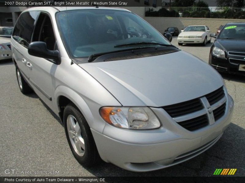 Front 3/4 View of 2007 Caravan SXT