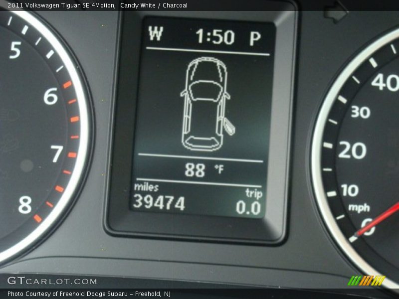 Candy White / Charcoal 2011 Volkswagen Tiguan SE 4Motion