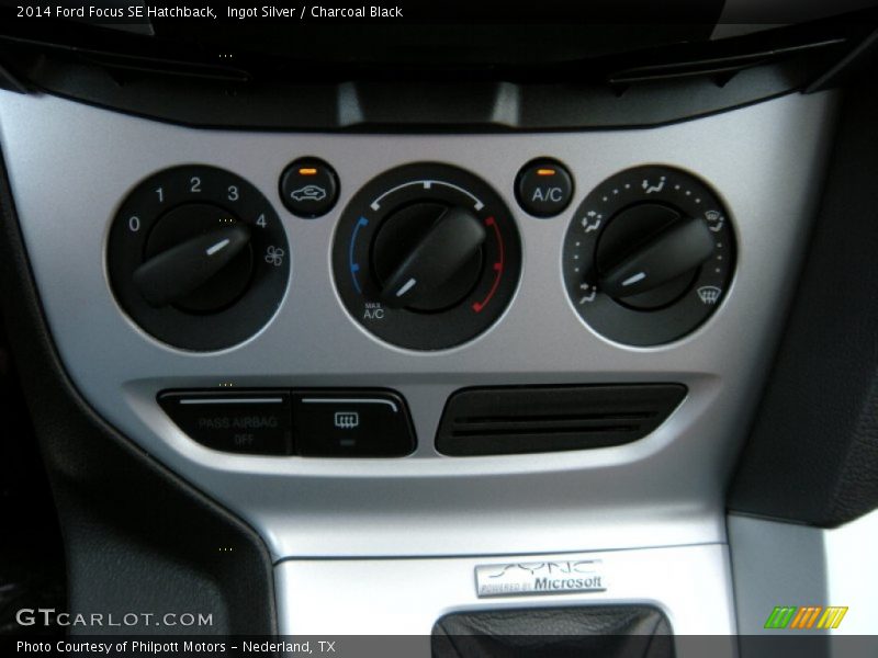Ingot Silver / Charcoal Black 2014 Ford Focus SE Hatchback