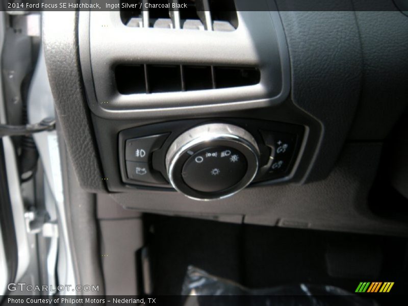 Ingot Silver / Charcoal Black 2014 Ford Focus SE Hatchback