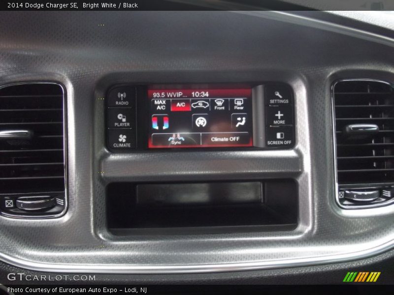 Bright White / Black 2014 Dodge Charger SE