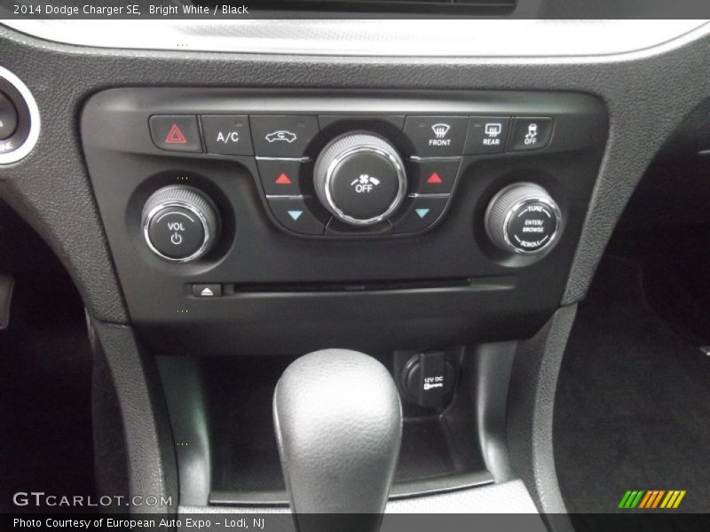 Bright White / Black 2014 Dodge Charger SE
