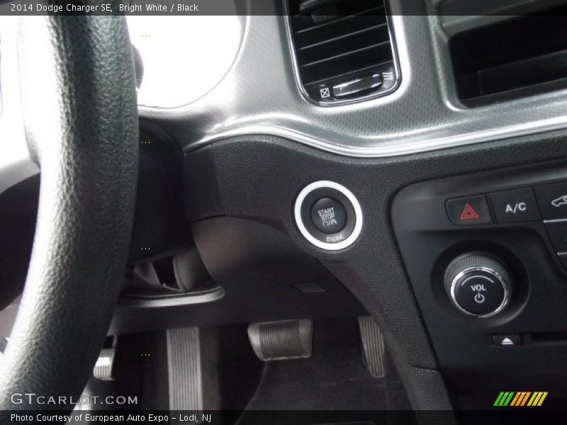 Bright White / Black 2014 Dodge Charger SE