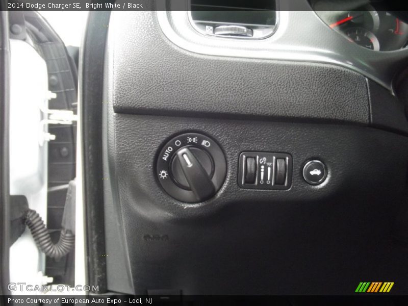 Bright White / Black 2014 Dodge Charger SE