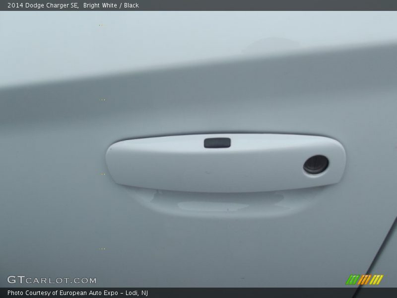 Bright White / Black 2014 Dodge Charger SE