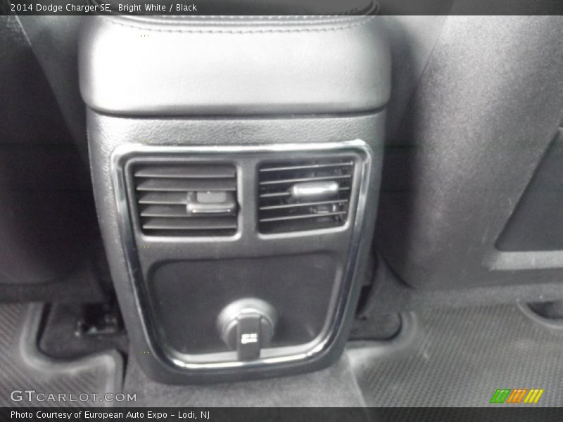 Bright White / Black 2014 Dodge Charger SE