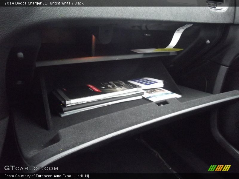 Bright White / Black 2014 Dodge Charger SE