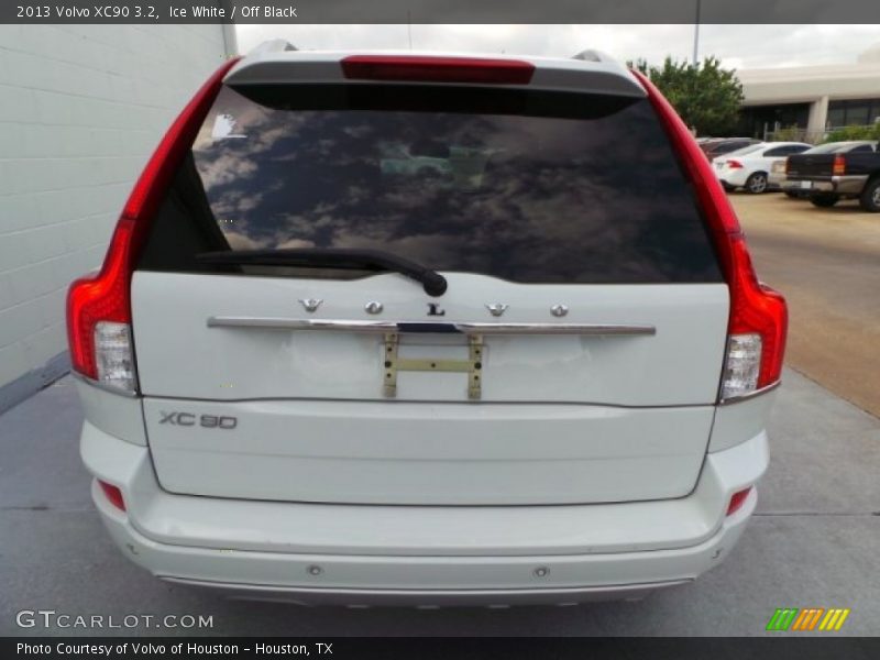Ice White / Off Black 2013 Volvo XC90 3.2