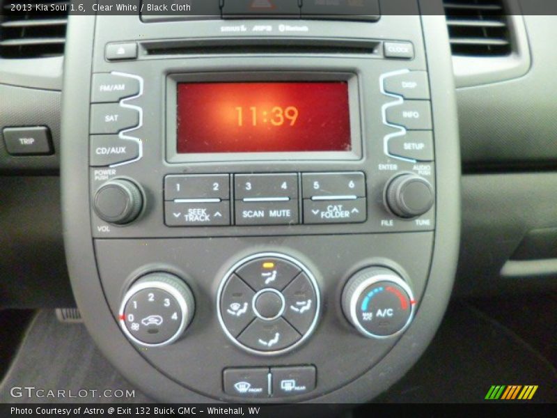 Clear White / Black Cloth 2013 Kia Soul 1.6