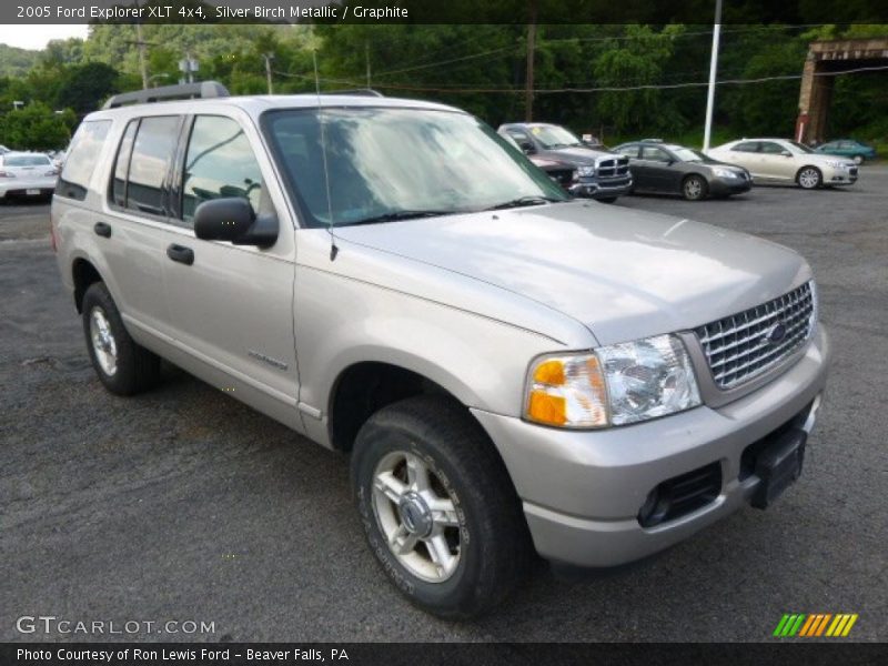 Front 3/4 View of 2005 Explorer XLT 4x4