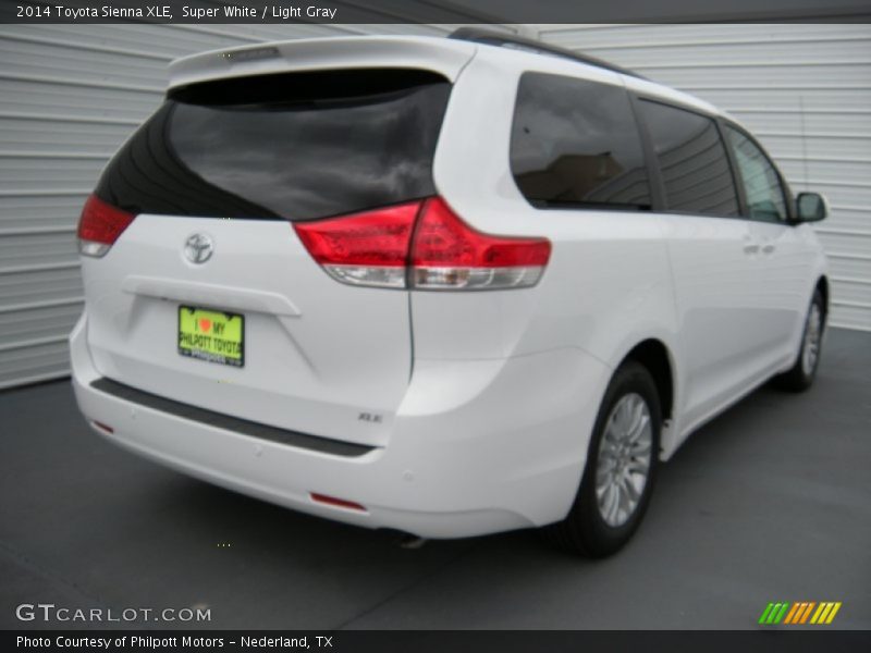 Super White / Light Gray 2014 Toyota Sienna XLE