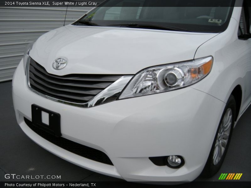Super White / Light Gray 2014 Toyota Sienna XLE