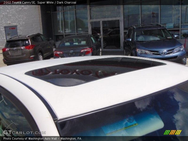 Super White / Dark Charcoal 2002 Toyota Camry SE