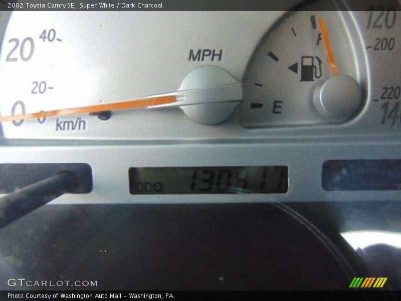 Super White / Dark Charcoal 2002 Toyota Camry SE