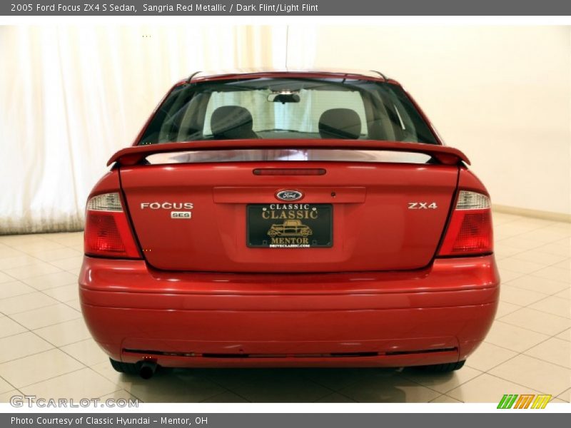 Sangria Red Metallic / Dark Flint/Light Flint 2005 Ford Focus ZX4 S Sedan