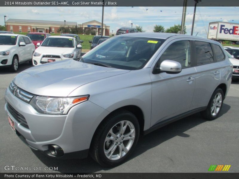 Front 3/4 View of 2014 Outlander SE S-AWC