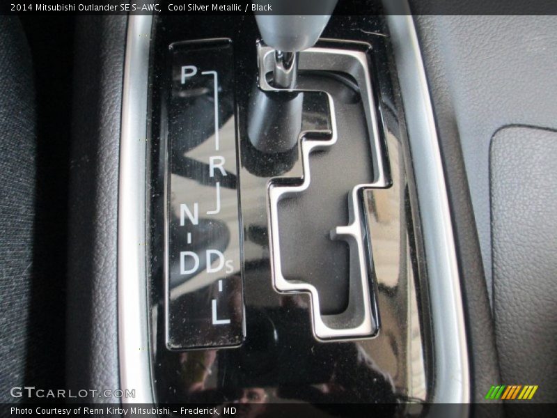 Cool Silver Metallic / Black 2014 Mitsubishi Outlander SE S-AWC