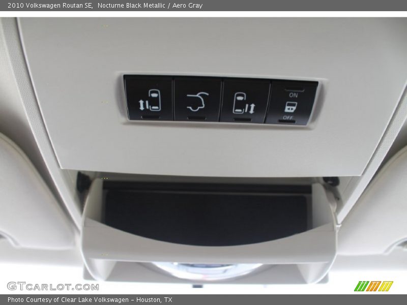 Nocturne Black Metallic / Aero Gray 2010 Volkswagen Routan SE