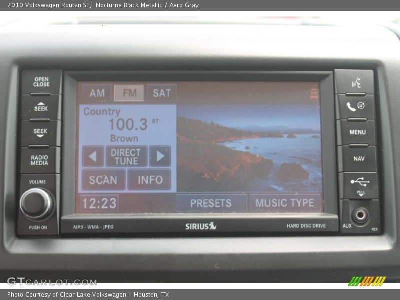 Nocturne Black Metallic / Aero Gray 2010 Volkswagen Routan SE