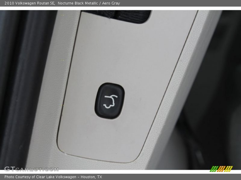 Nocturne Black Metallic / Aero Gray 2010 Volkswagen Routan SE