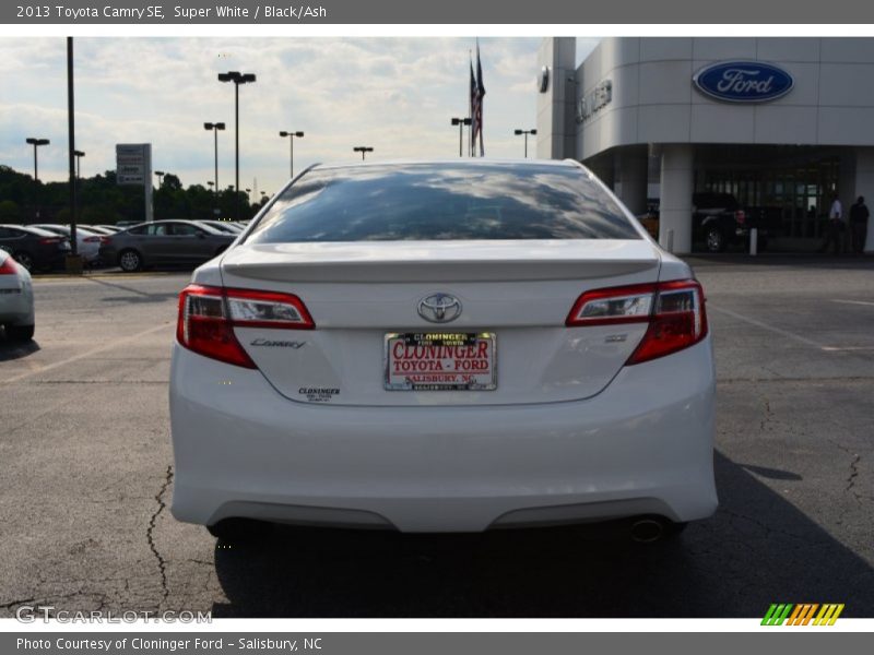 Super White / Black/Ash 2013 Toyota Camry SE