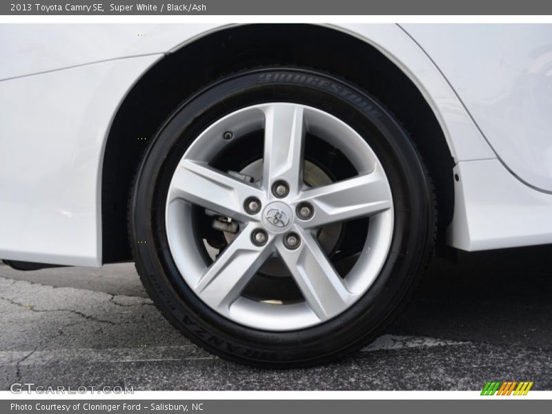 Super White / Black/Ash 2013 Toyota Camry SE