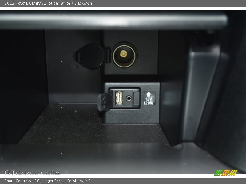 Super White / Black/Ash 2013 Toyota Camry SE