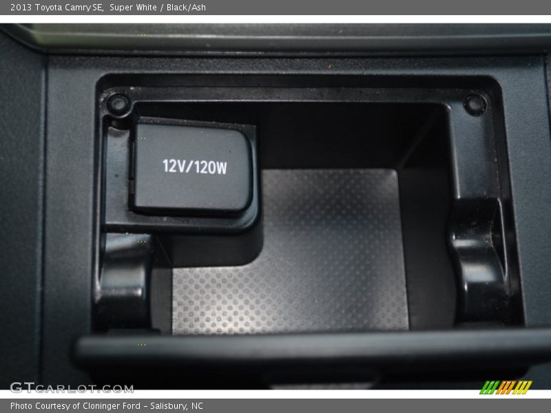 Super White / Black/Ash 2013 Toyota Camry SE