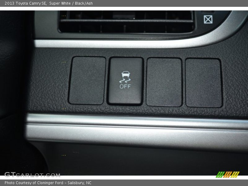 Super White / Black/Ash 2013 Toyota Camry SE