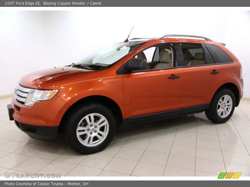 Front 3/4 View of 2007 Edge SE