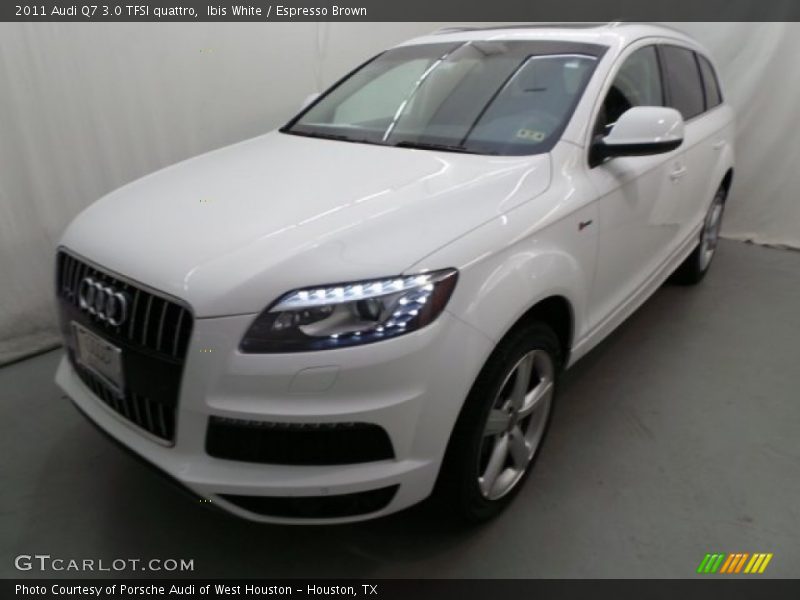 Front 3/4 View of 2011 Q7 3.0 TFSI quattro
