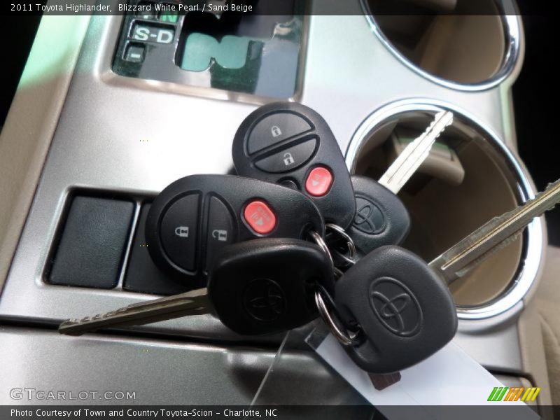 Blizzard White Pearl / Sand Beige 2011 Toyota Highlander