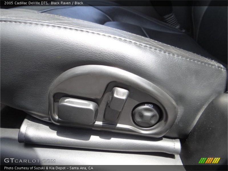 Black Raven / Black 2005 Cadillac DeVille DTS