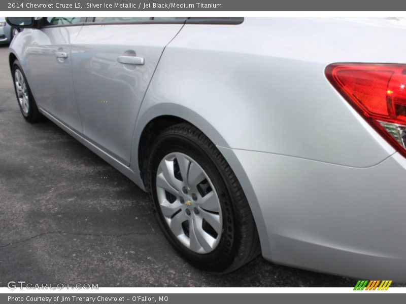 Silver Ice Metallic / Jet Black/Medium Titanium 2014 Chevrolet Cruze LS