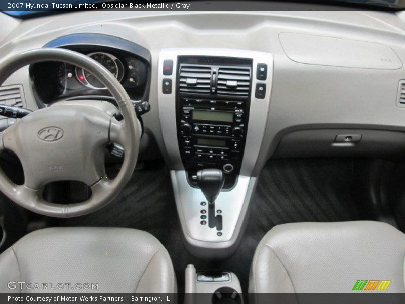 Dashboard of 2007 Tucson Limited