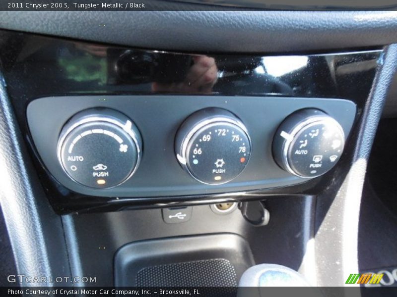 Tungsten Metallic / Black 2011 Chrysler 200 S