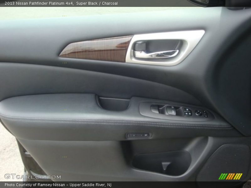 Super Black / Charcoal 2013 Nissan Pathfinder Platinum 4x4