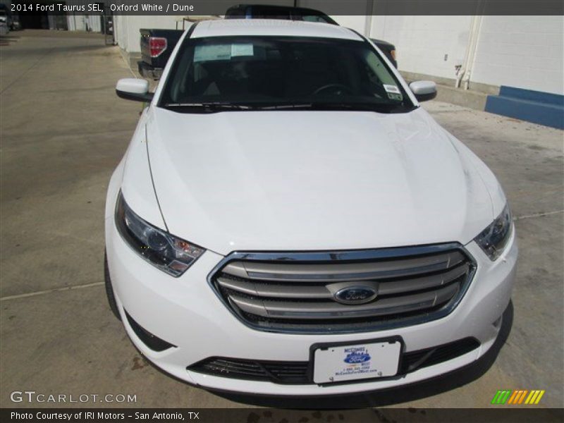 Oxford White / Dune 2014 Ford Taurus SEL
