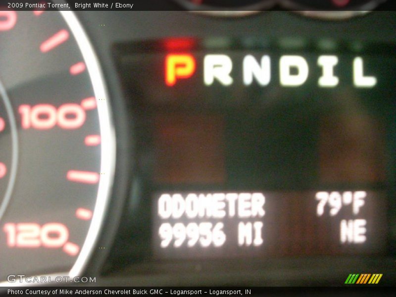 Bright White / Ebony 2009 Pontiac Torrent