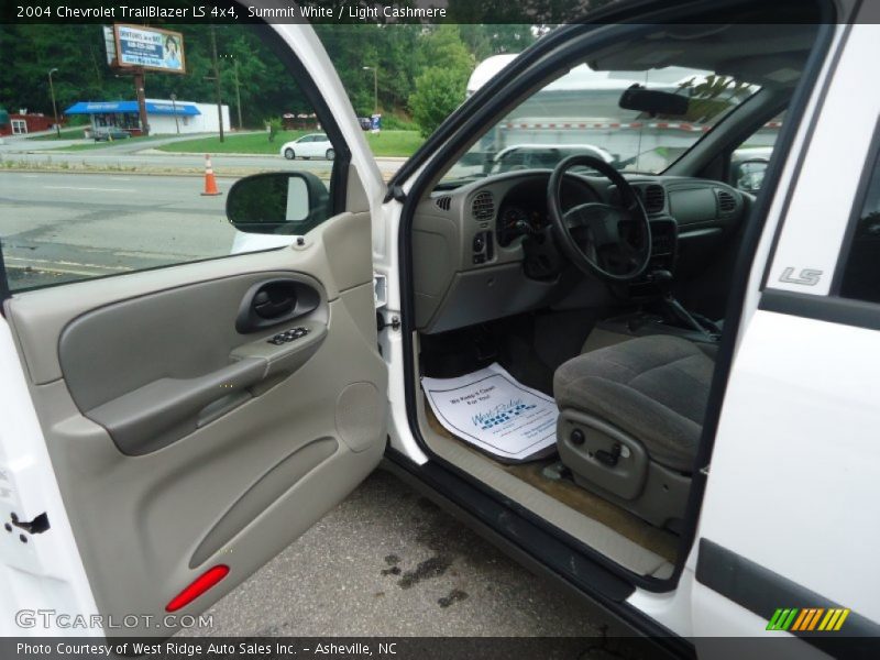 Summit White / Light Cashmere 2004 Chevrolet TrailBlazer LS 4x4