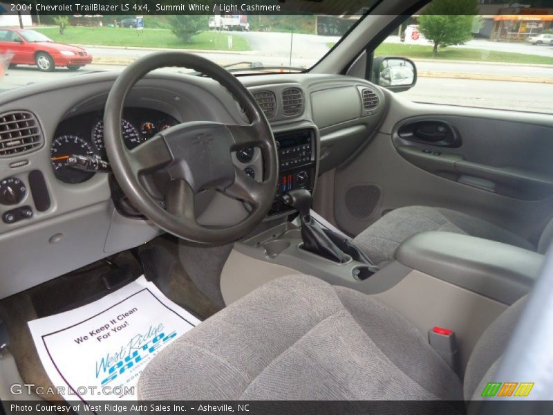 Summit White / Light Cashmere 2004 Chevrolet TrailBlazer LS 4x4