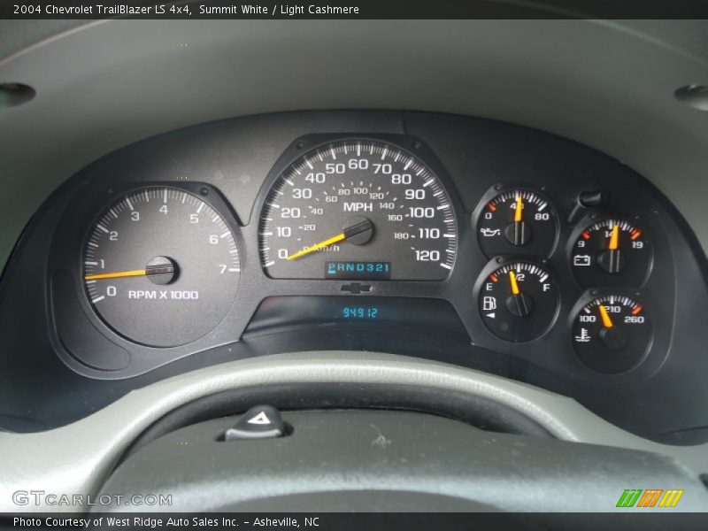 Summit White / Light Cashmere 2004 Chevrolet TrailBlazer LS 4x4