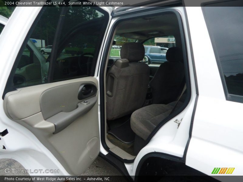 Summit White / Light Cashmere 2004 Chevrolet TrailBlazer LS 4x4