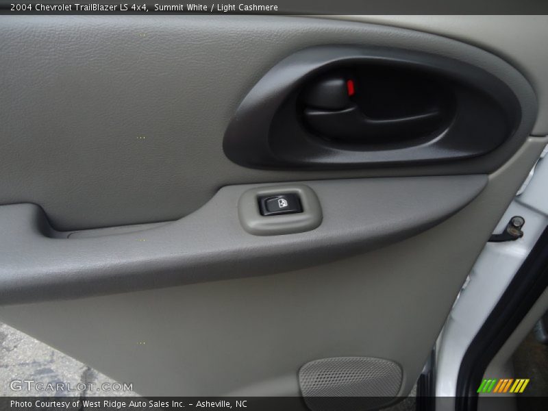 Summit White / Light Cashmere 2004 Chevrolet TrailBlazer LS 4x4